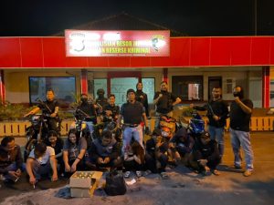 Patroli Preventif Strike : Tim CRT Polres Metro Amankan Miras dan Puluhan Orang 