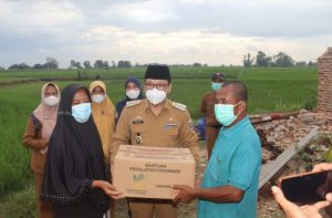 Walikota Metro Serahkan Bantuan Kepada Korban Bencana Alam