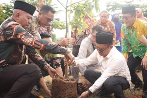 Penanaman Pohon di MAN 1 Metro, Kakanwil Kemenag Lampung Puji Raharjo Dorong Kesadaran Lingkungan
