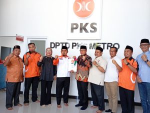 PKS Serahkan SK Rekomendasi untuk Pilwalkot Metro Pada Wahdi