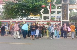 Masa Geruduk Gedung DPRD Metro, Empat Tuntutan Dalam Aksi Demo.
