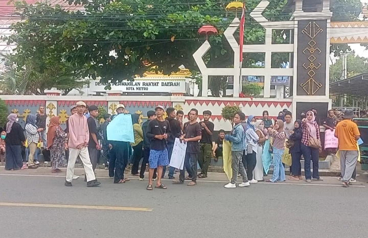 Masa Geruduk Gedung DPRD Metro, Empat Tuntutan Dalam Aksi Demo.